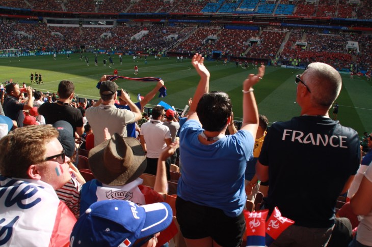 Ambiance joyeuse des supporters - En direct du Match France Danemark 2018 à Moscou
